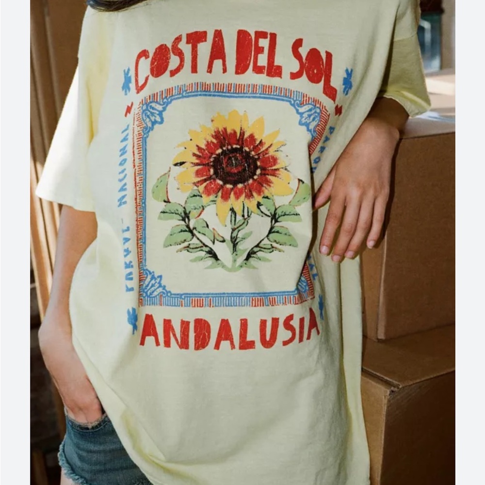 NWT Never Worn Urban Outfitters Yellow Oversized Tee